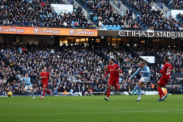 Erling Haaland dari Manchester City mencetak gol pembuka melawan Liverpool
